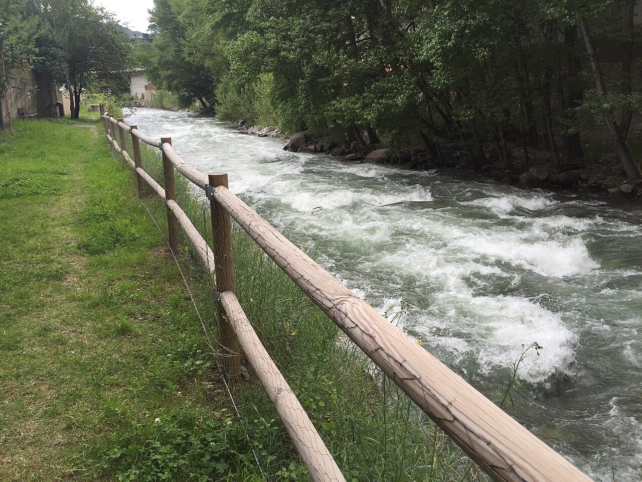 Spacer nad rzeką Valira