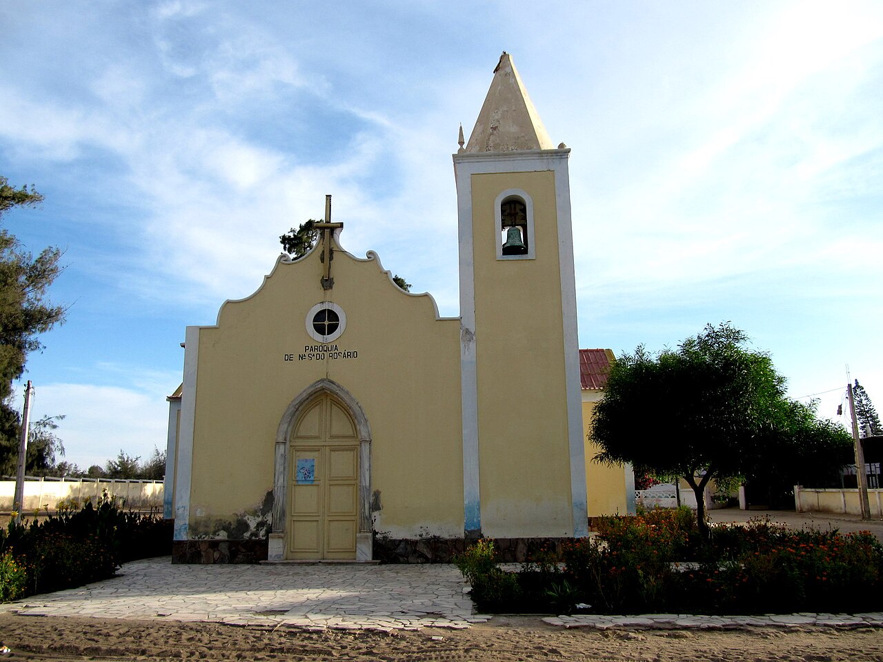 Nabrzeże i pastelowe centrum Namibe