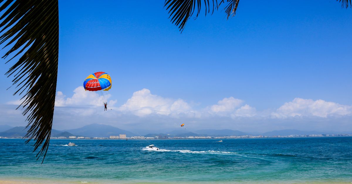 Parasailing on Palm Beach