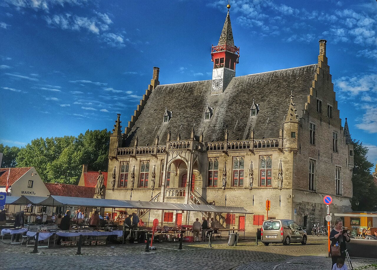 Rynek z ratuszem i wieżą Onze-Lieve-Vrouwekerk