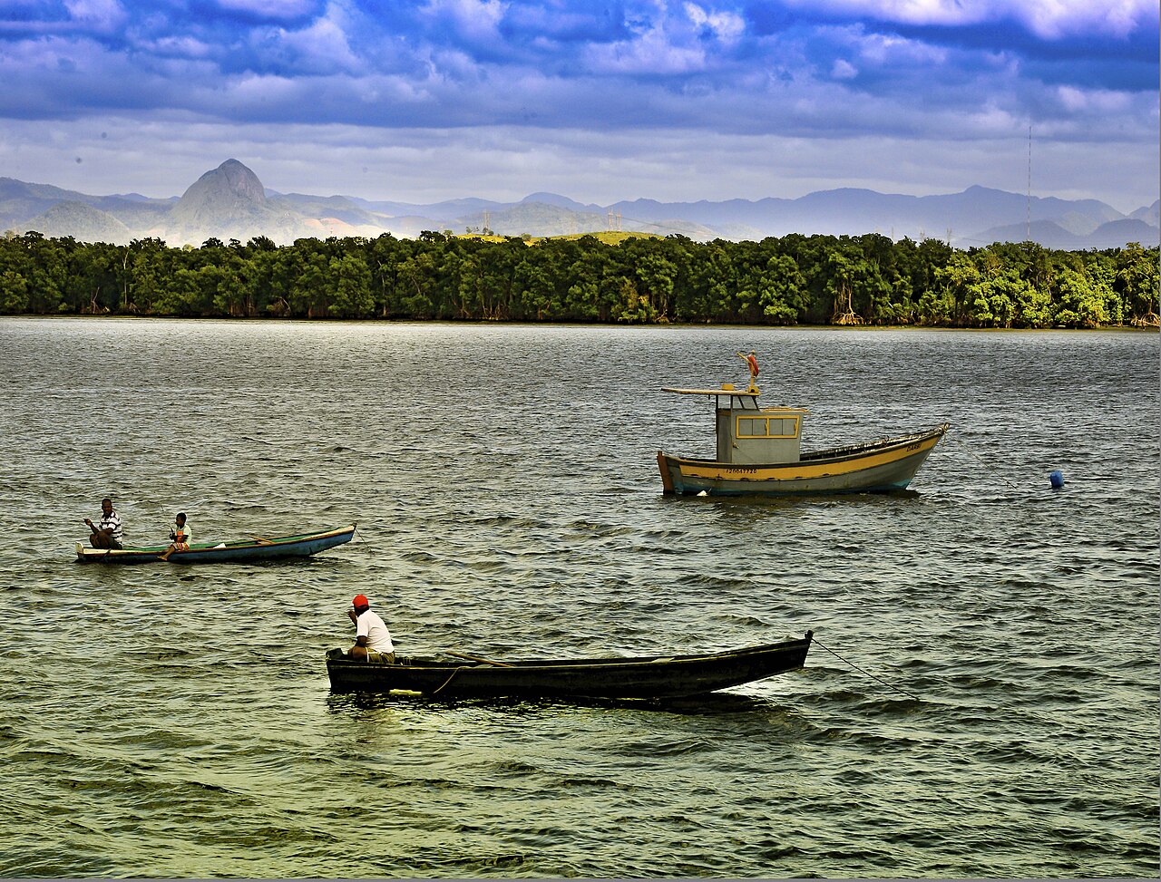 Ilha das Caieiras i moqueca capixaba