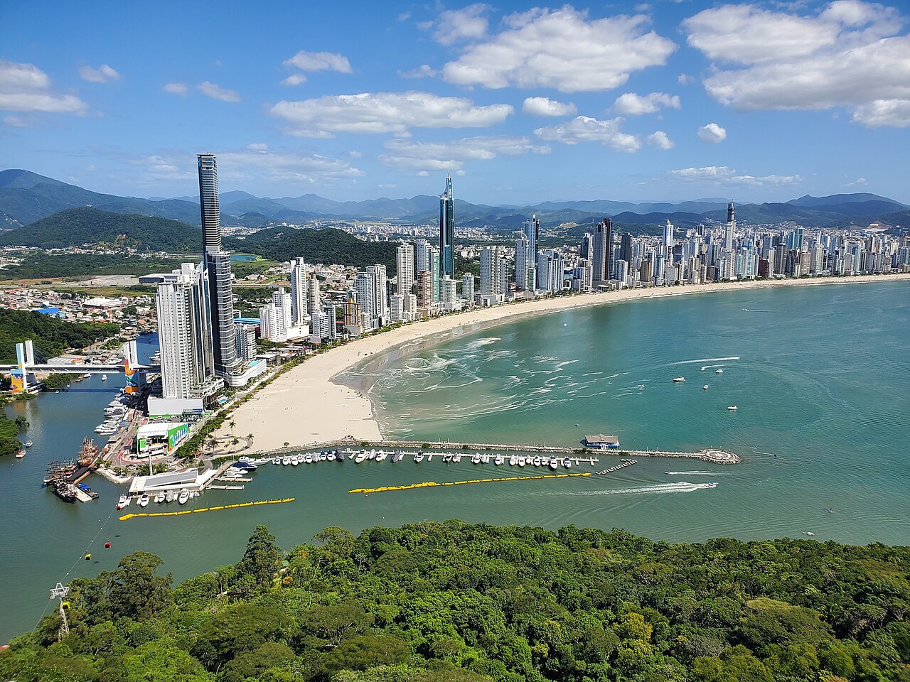 Unipraias i kolejka nad miastem