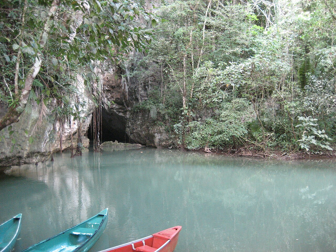 Kajaki w Barton Creek Cave