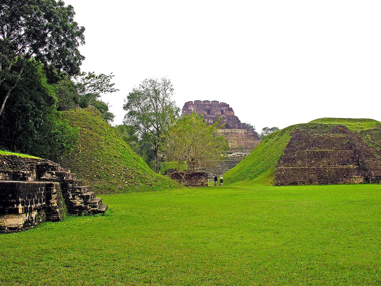 Place i pałace Xunantunich