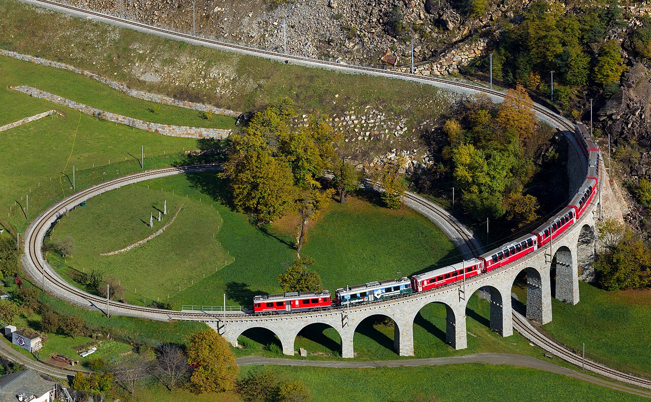 Linia Bernina i wiadukt w Brusio