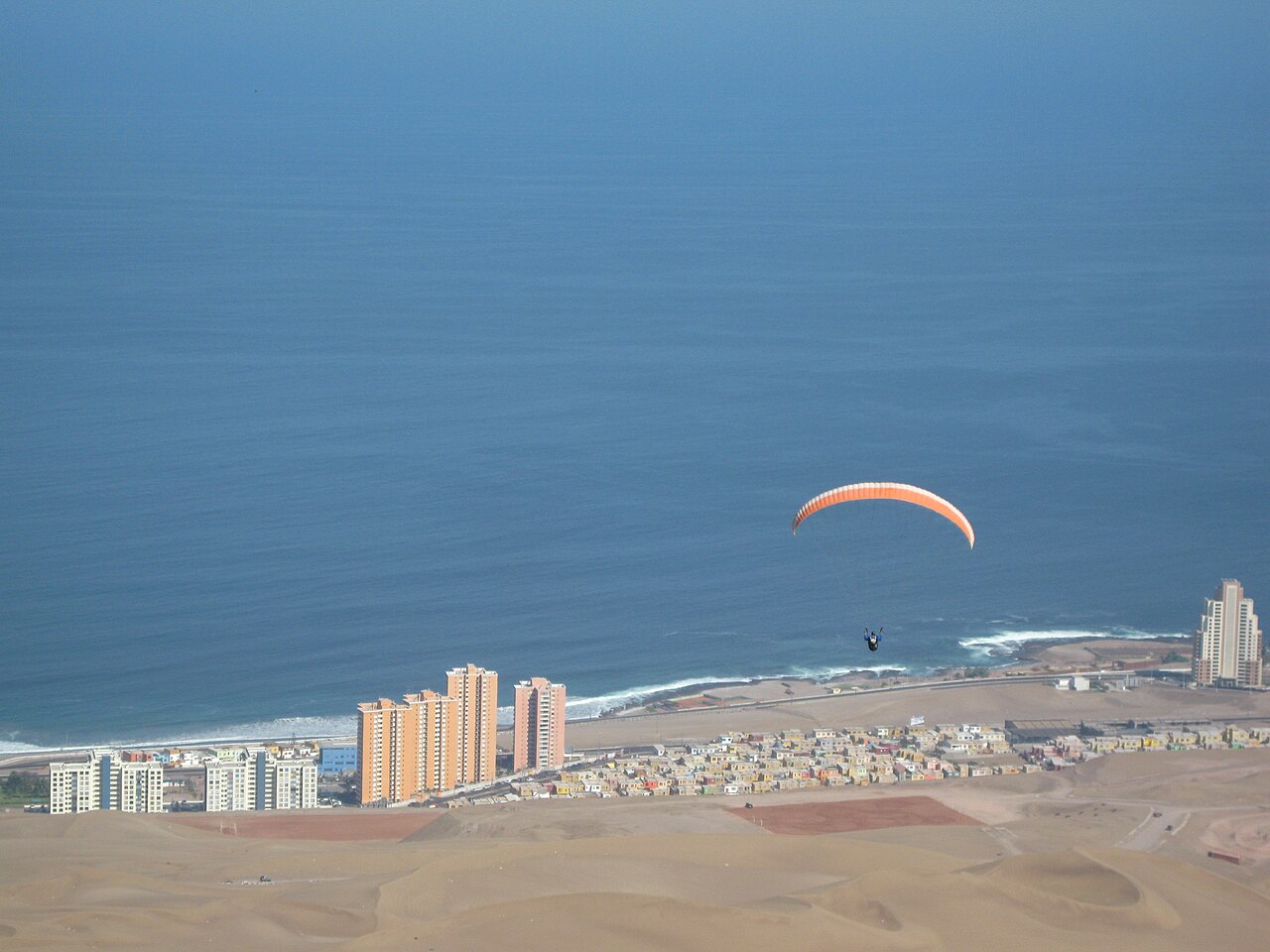 Paragliding nad miastem