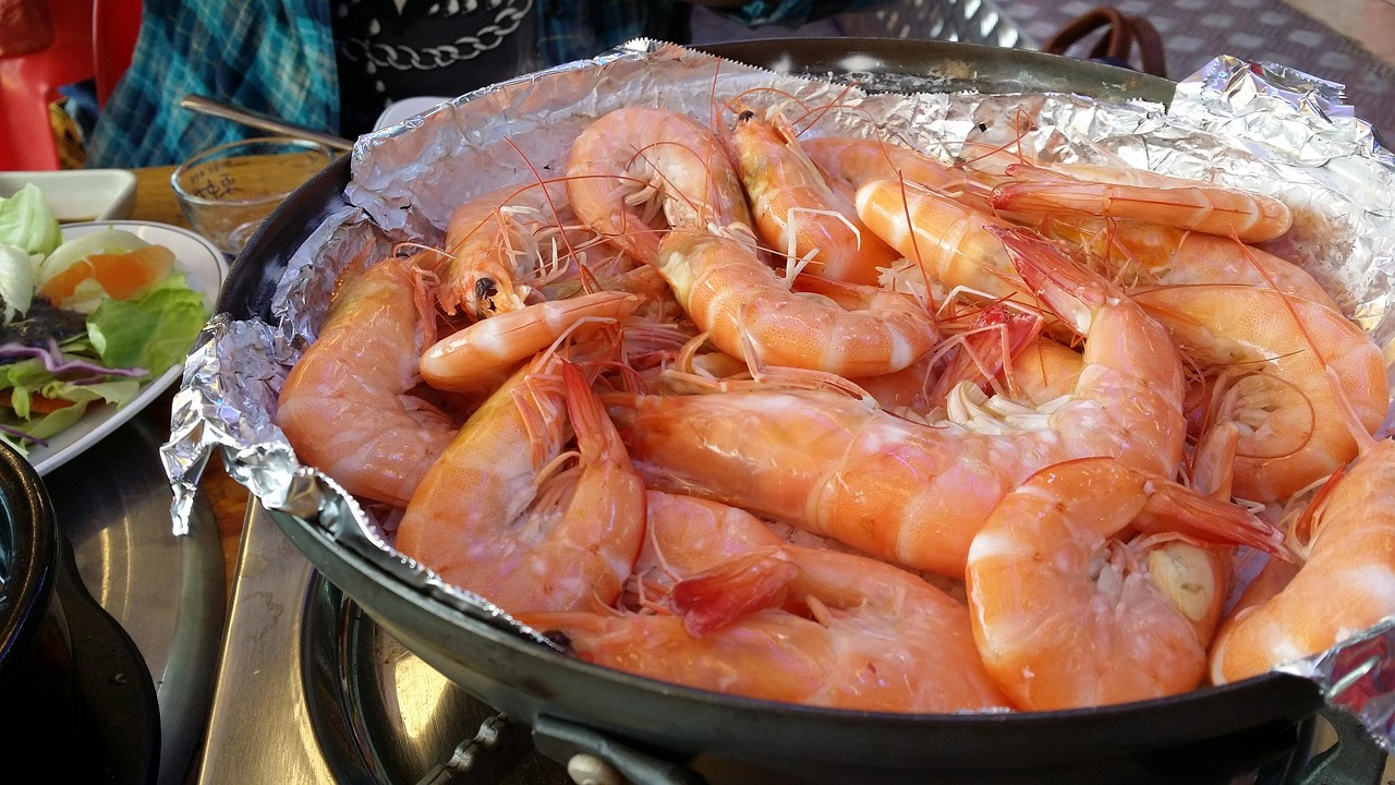 Grillowane krewetki w porcie rybackim