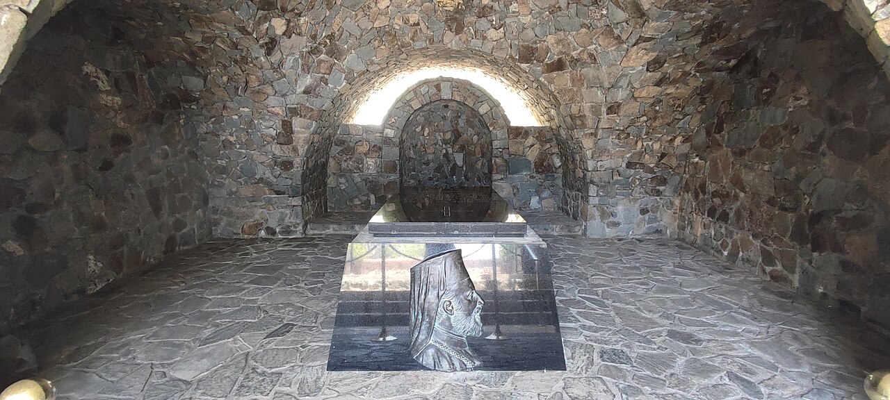 Throni i grób Makariosa III