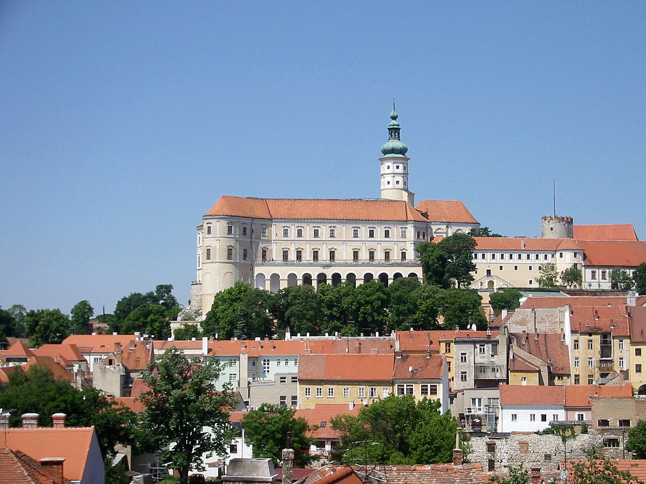 Zamek Mikulov na wzgórzu
