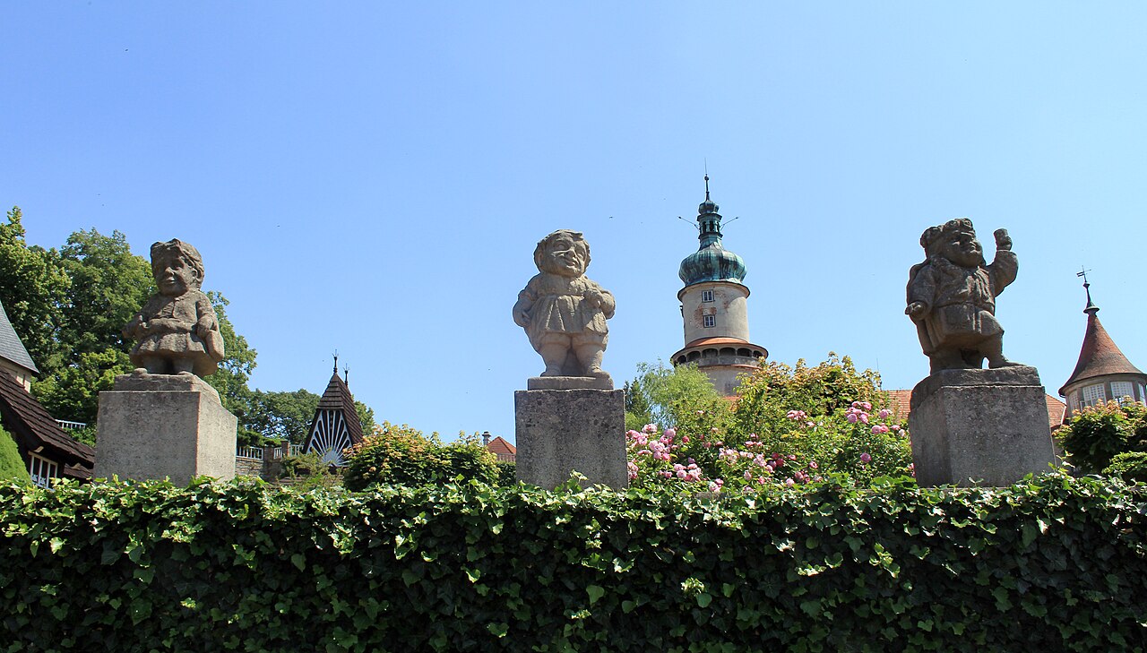 Park i rzeźby wokół zamku