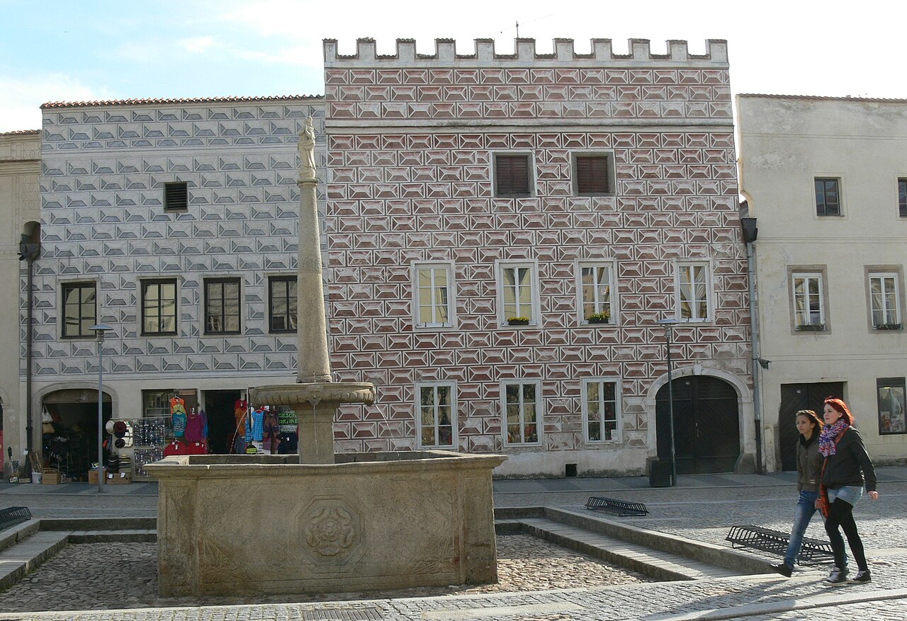 Rynki z sgraffitowymi kamienicami
