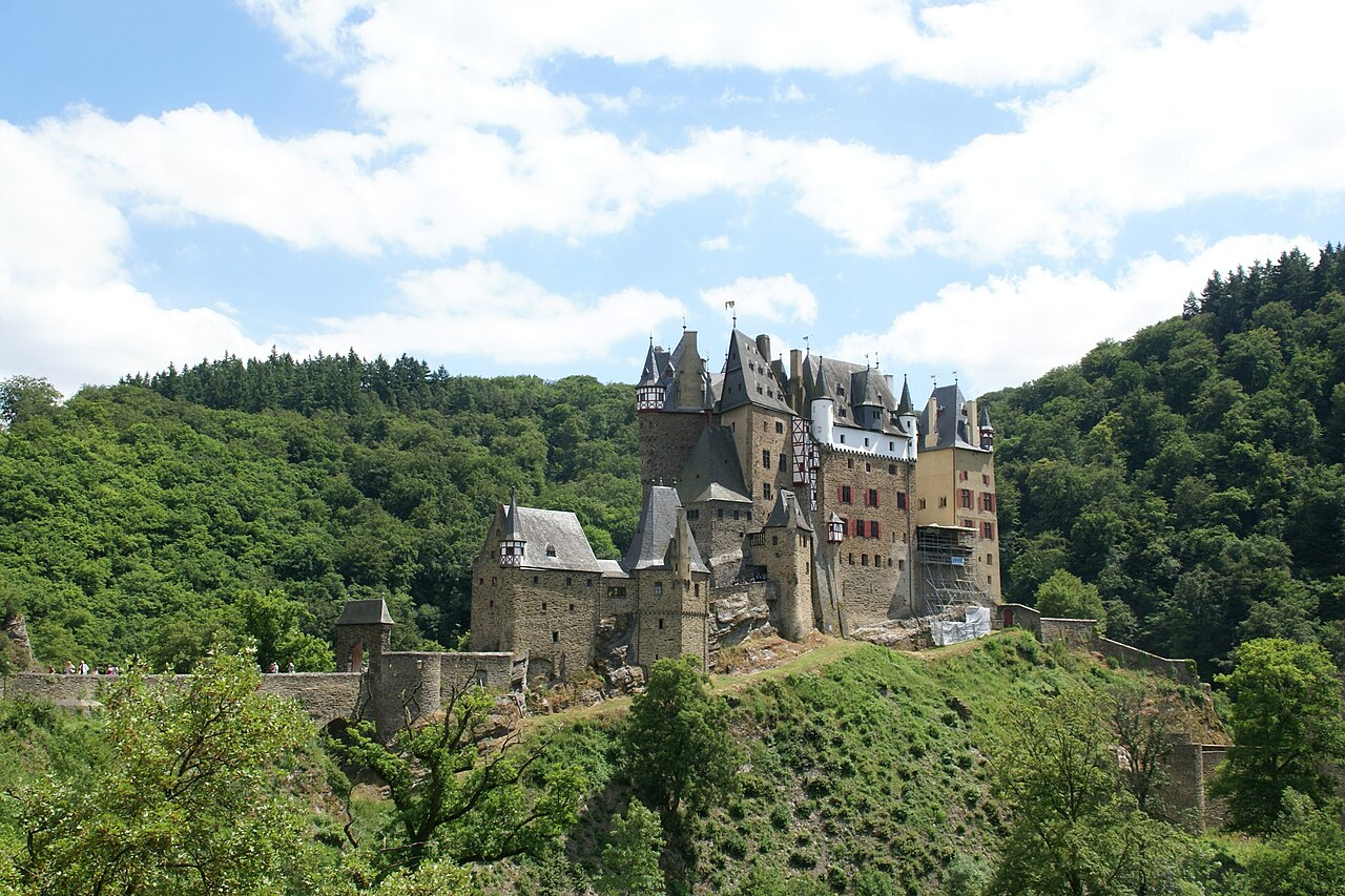 Zwiedzanie komnat Burg Eltz