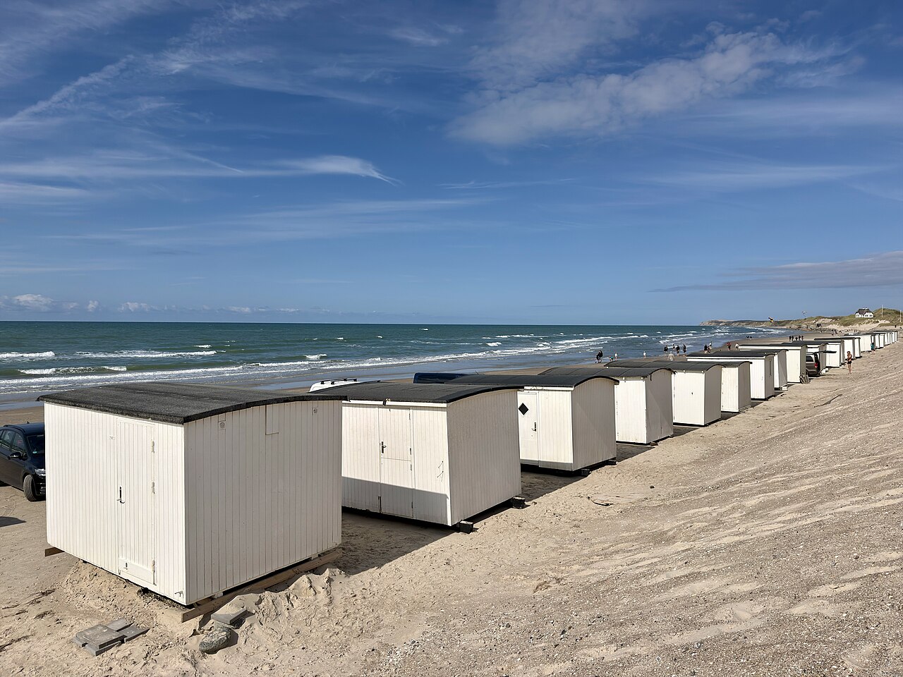 Plaża i białe domki plażowe