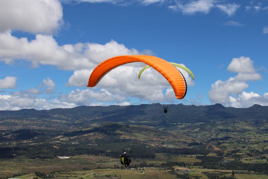 Paragliding nad kotliną
