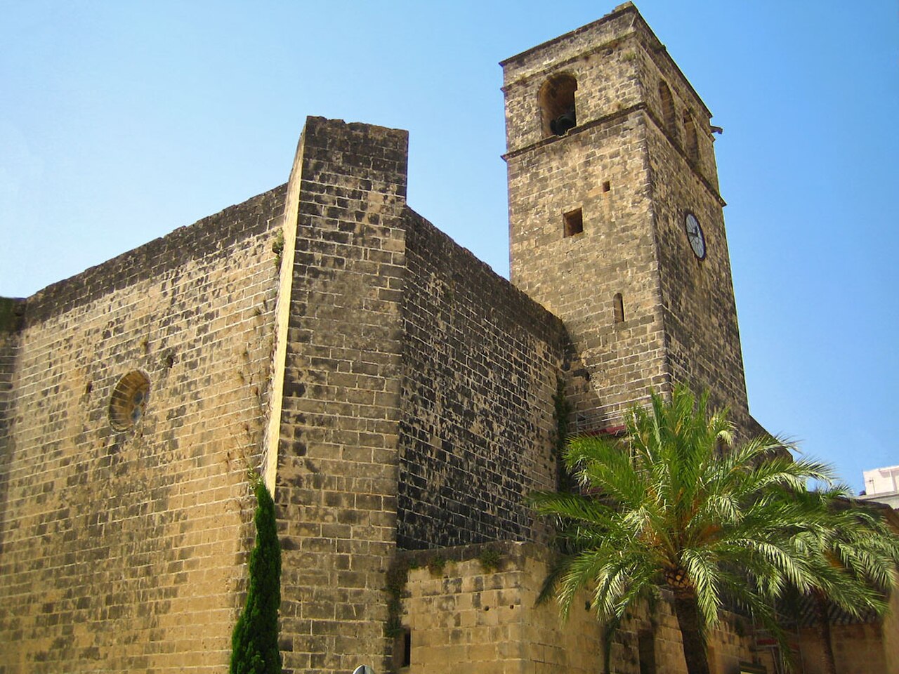 Kościół-twierdza San Bartolomé i starówka