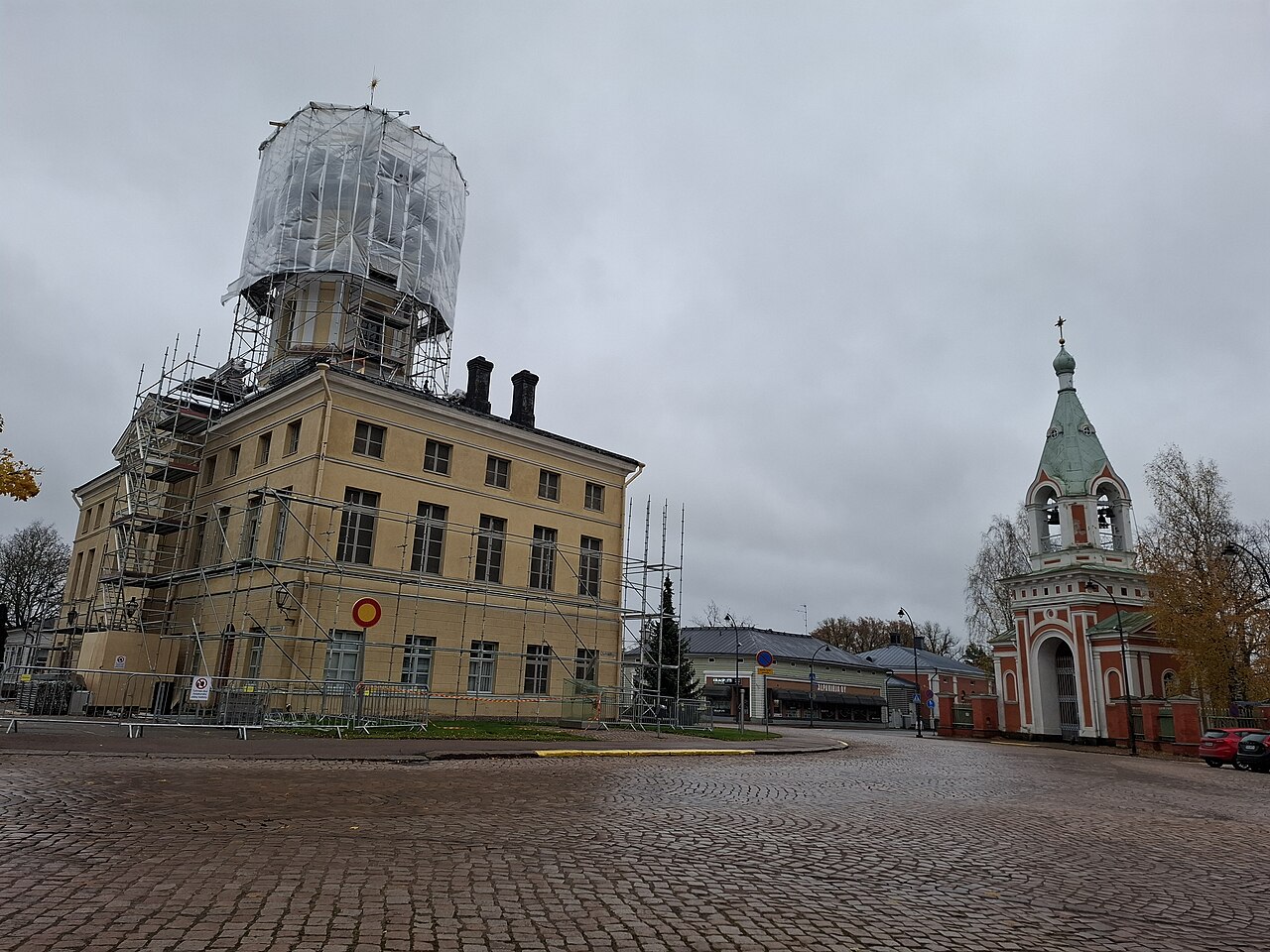 Ośmiokątny plan i ratusz