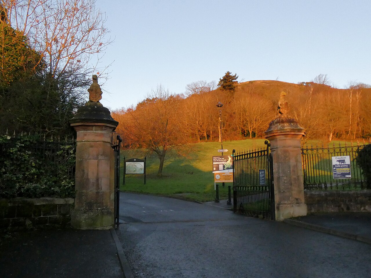Zamek Belfast i Cave Hill