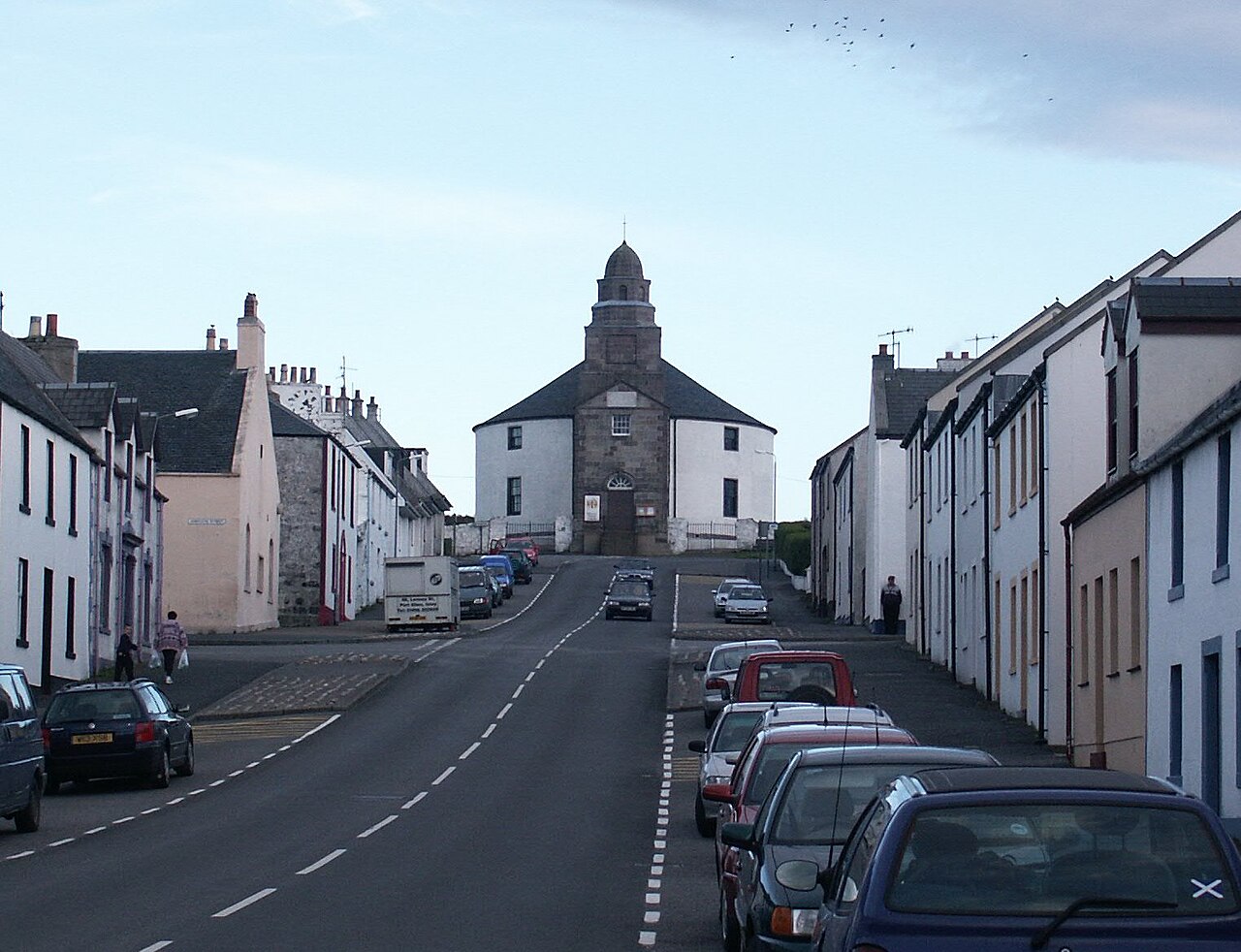 Bowmore i okrągły kościół Kilarrow