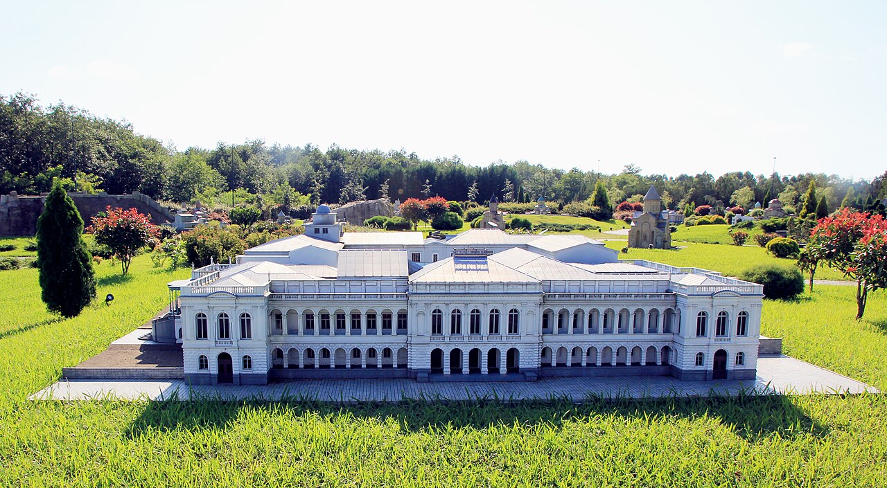 Szekwetili: park muzyczny i Park Miniatur