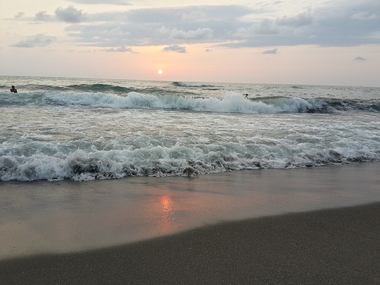 Plaża z czarnym piaskiem magnetytowym