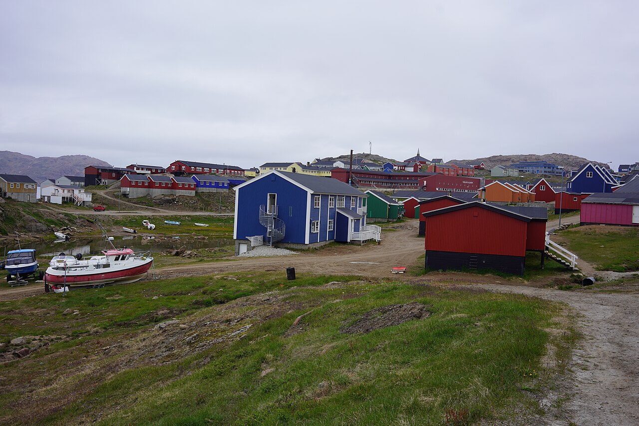 Widok ze wzgórza nad Tasiilaq