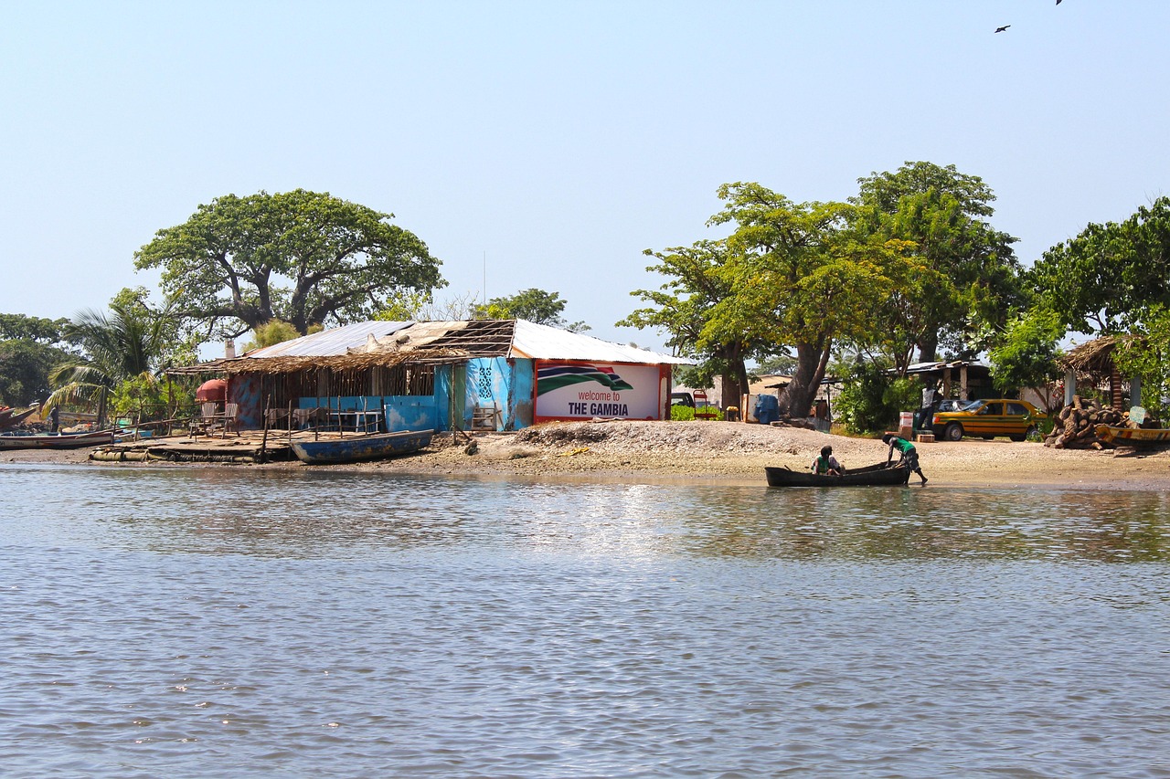 Nabrzeże rzeki Gambia w Basse