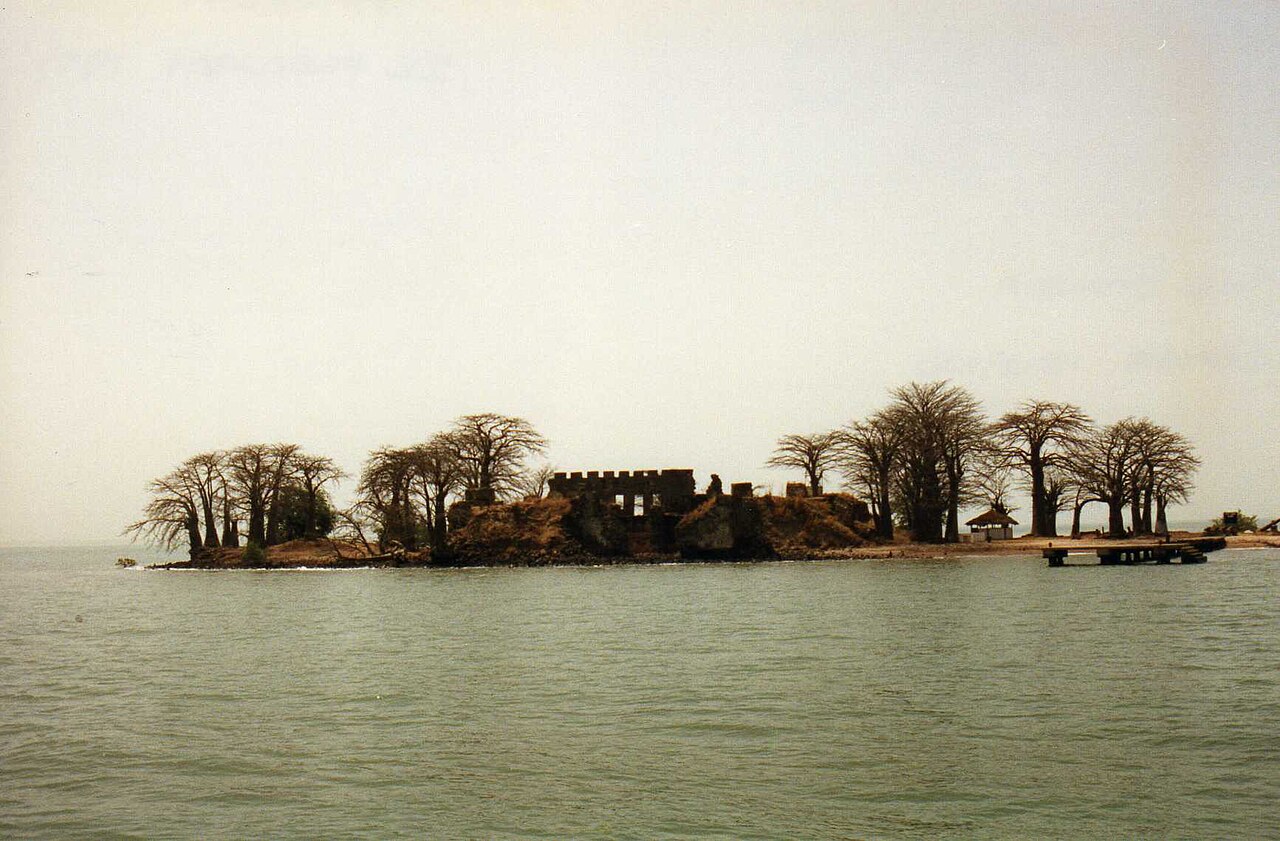 Ruiny fortu na Wyspie Kunta Kinteh