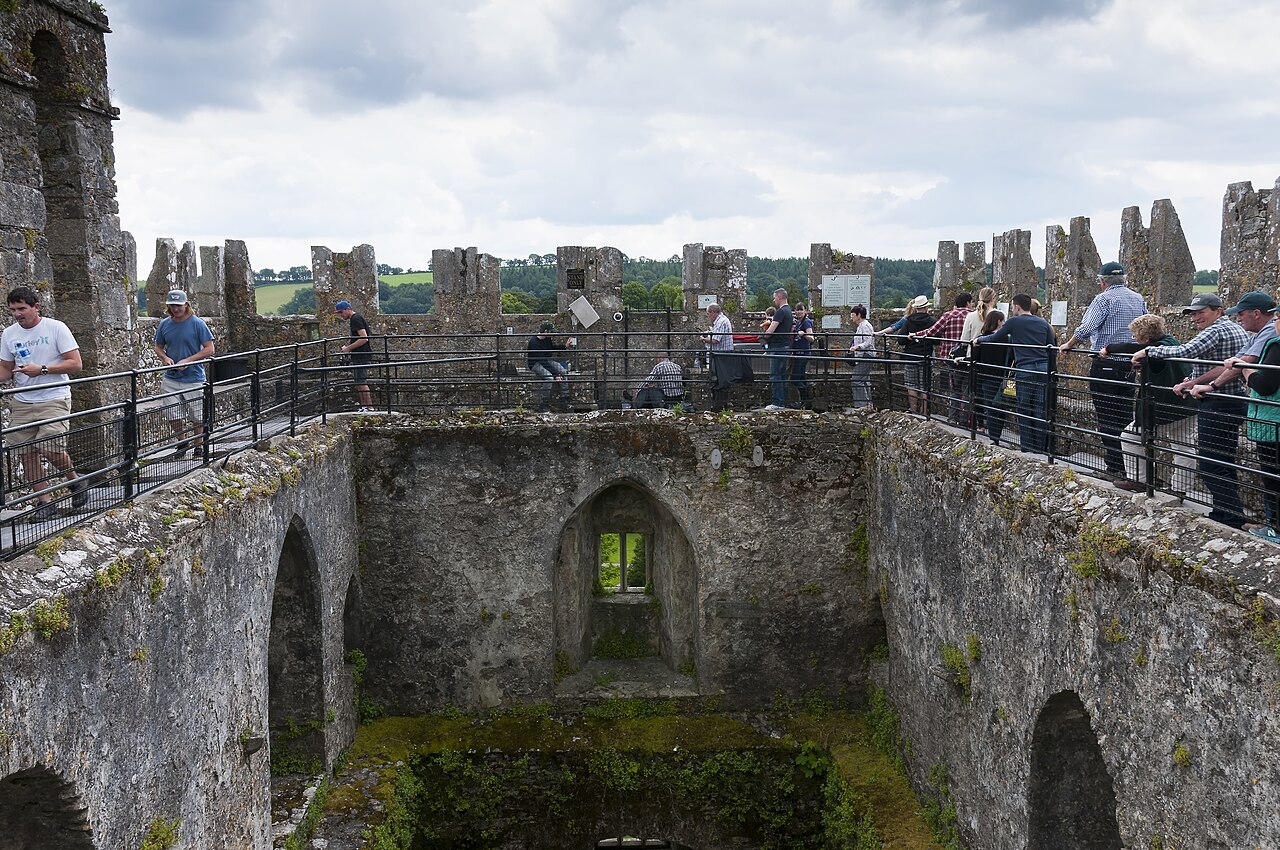 Kamień Blarney na szczycie wieży