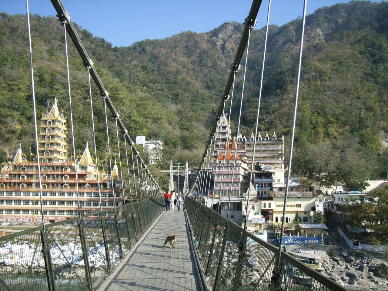 Most Lakshman Jhula i ashramy