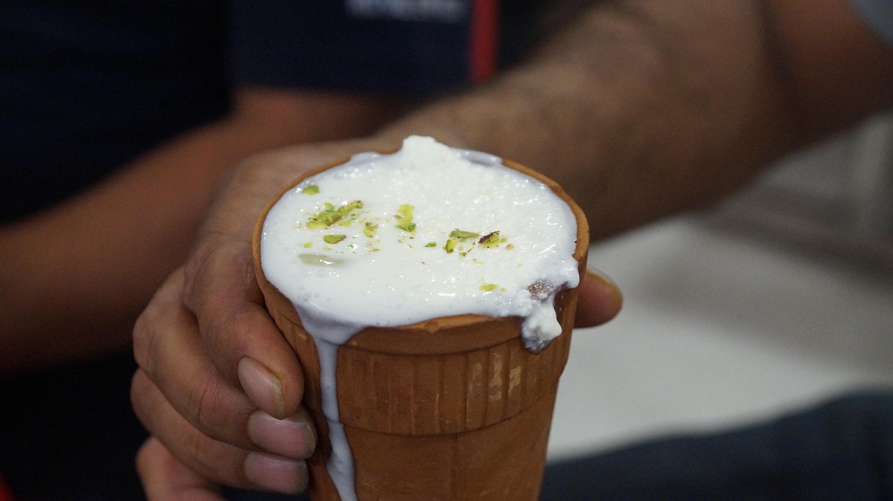 Chaat i lassi w starym Waranasi
