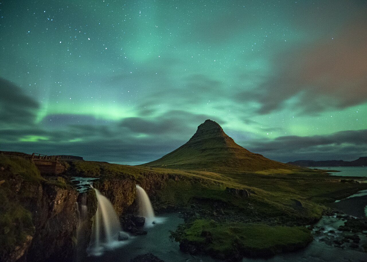 Zorza polarna nad Kirkjufell