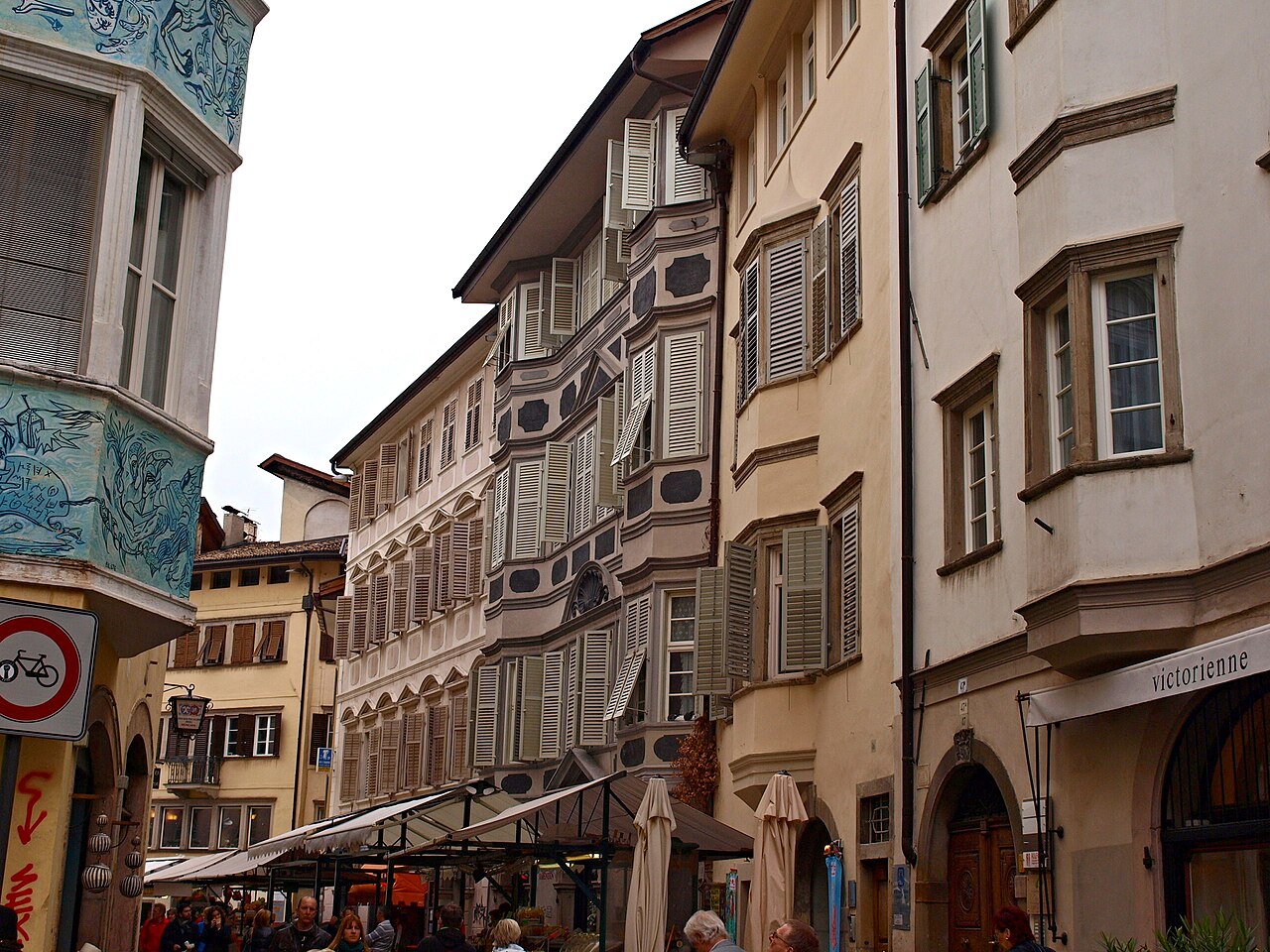 Via dei Portici i Piazza delle Erbe