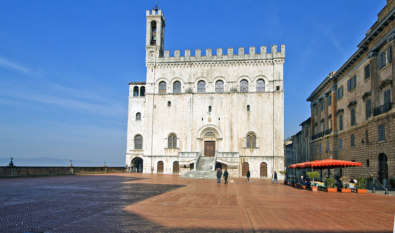 Piazza Grande i Palazzo dei Consoli
