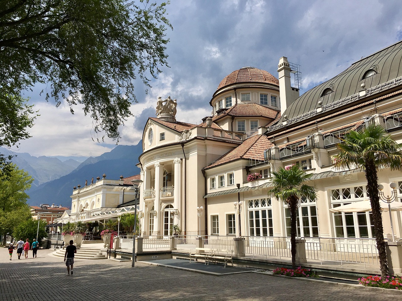 Kurhaus i promenada nad Passer