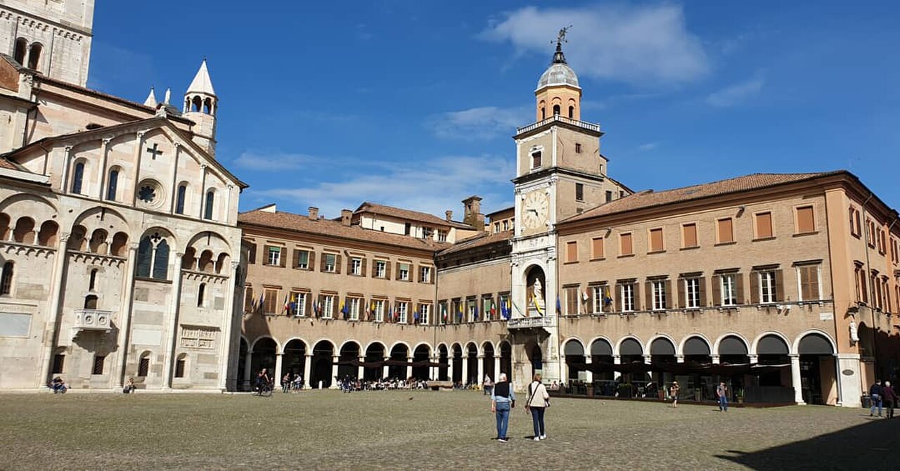 Piazza Grande i historyczny ratusz