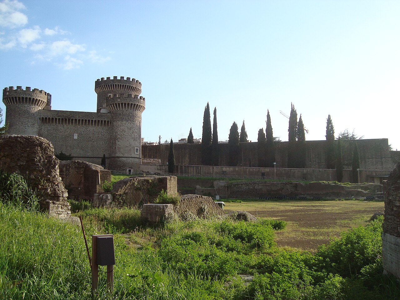 Rocca Pia i amfiteatr Bleso