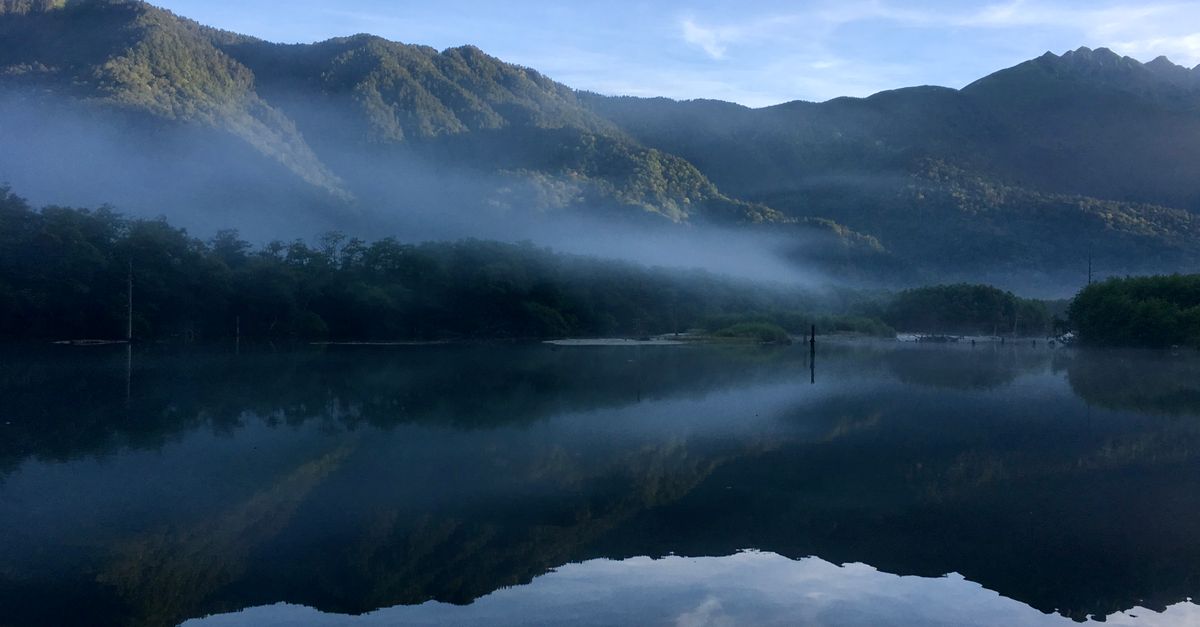 Taisho Pond i odbicia gór