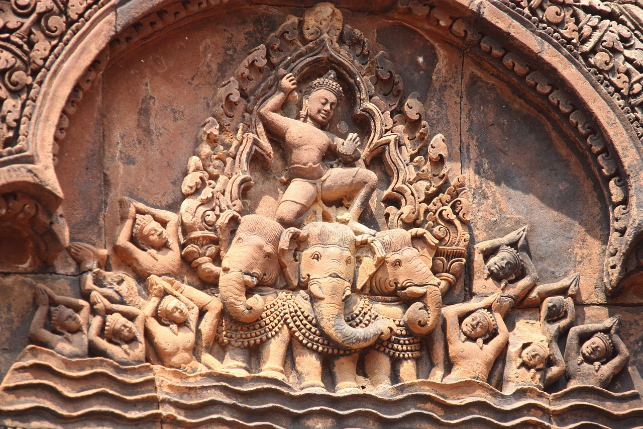 Rzeźbione tympanony Banteay Srei