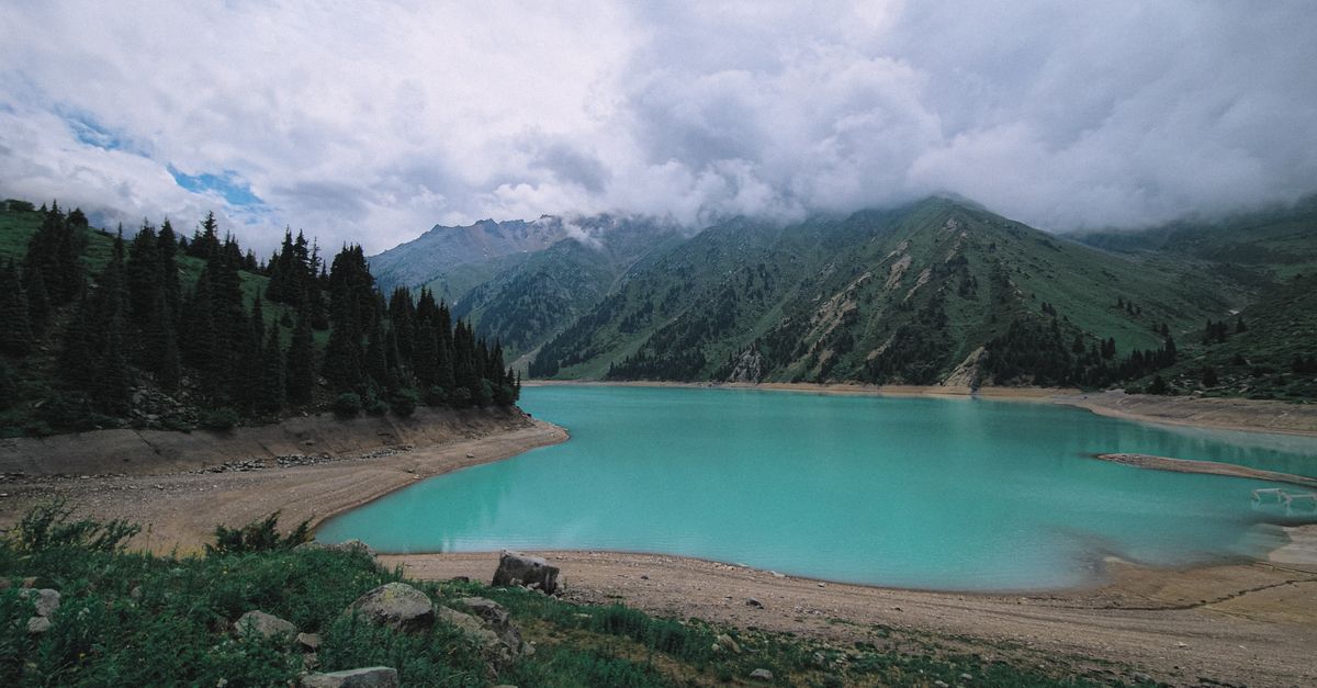 Piesza trasa na Big Almaty Lake