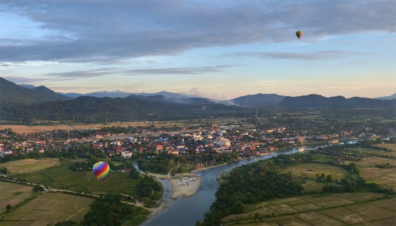 Balon na ogrzane powietrze nad doliną