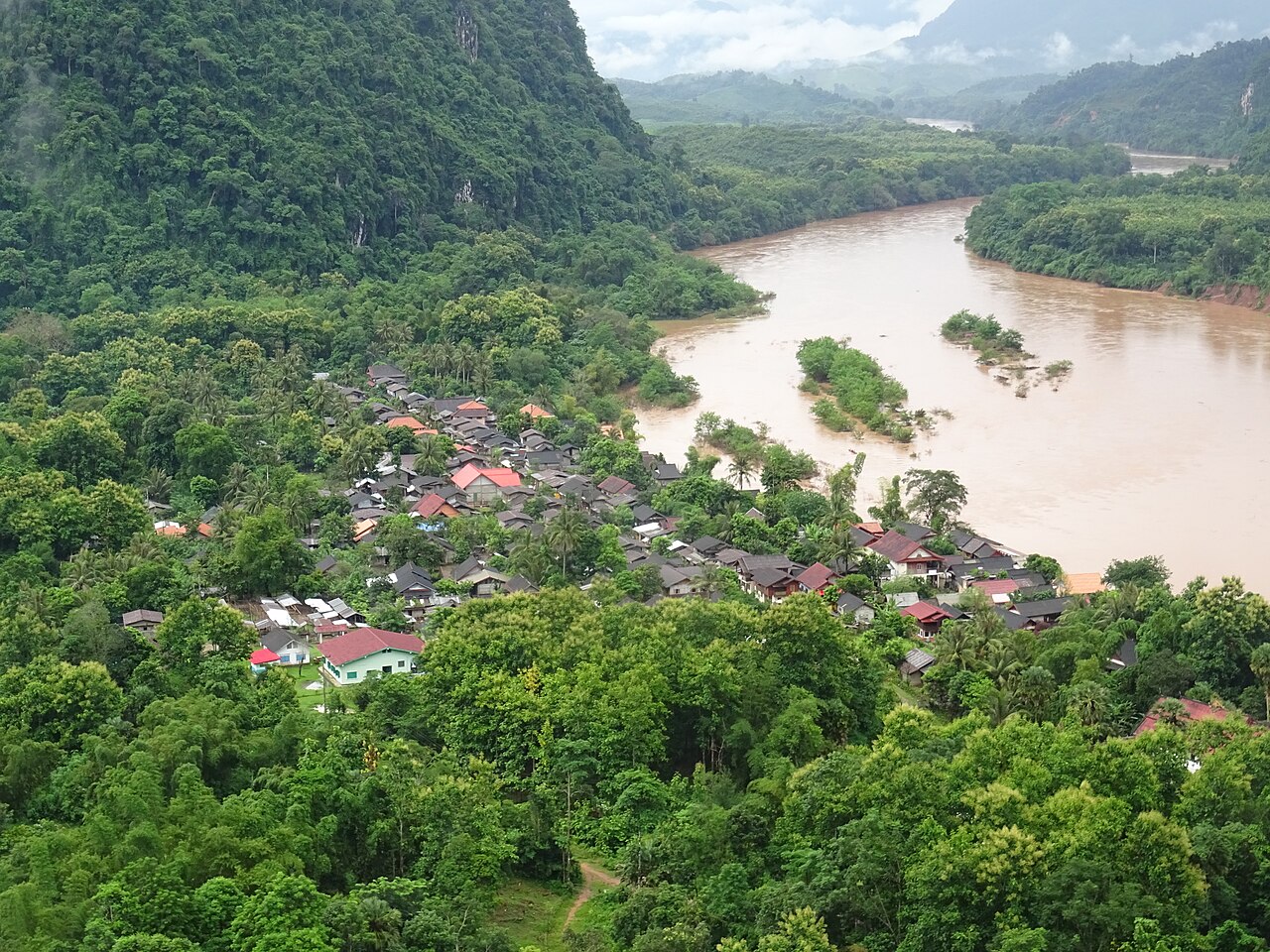 Wioska bez dróg nad Nam Ou