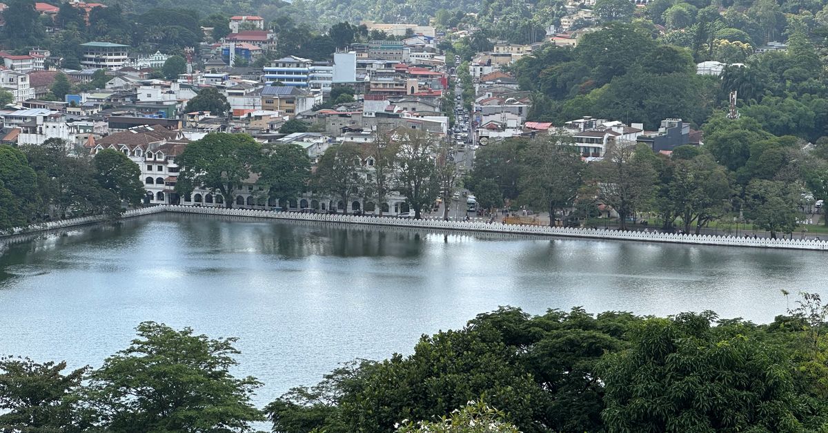 Widok na Kandy i jezioro