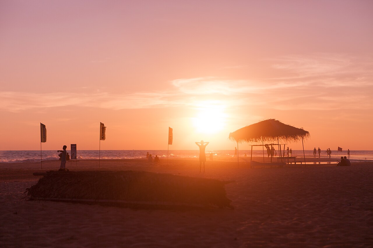 Plaża główna i zachód słońca