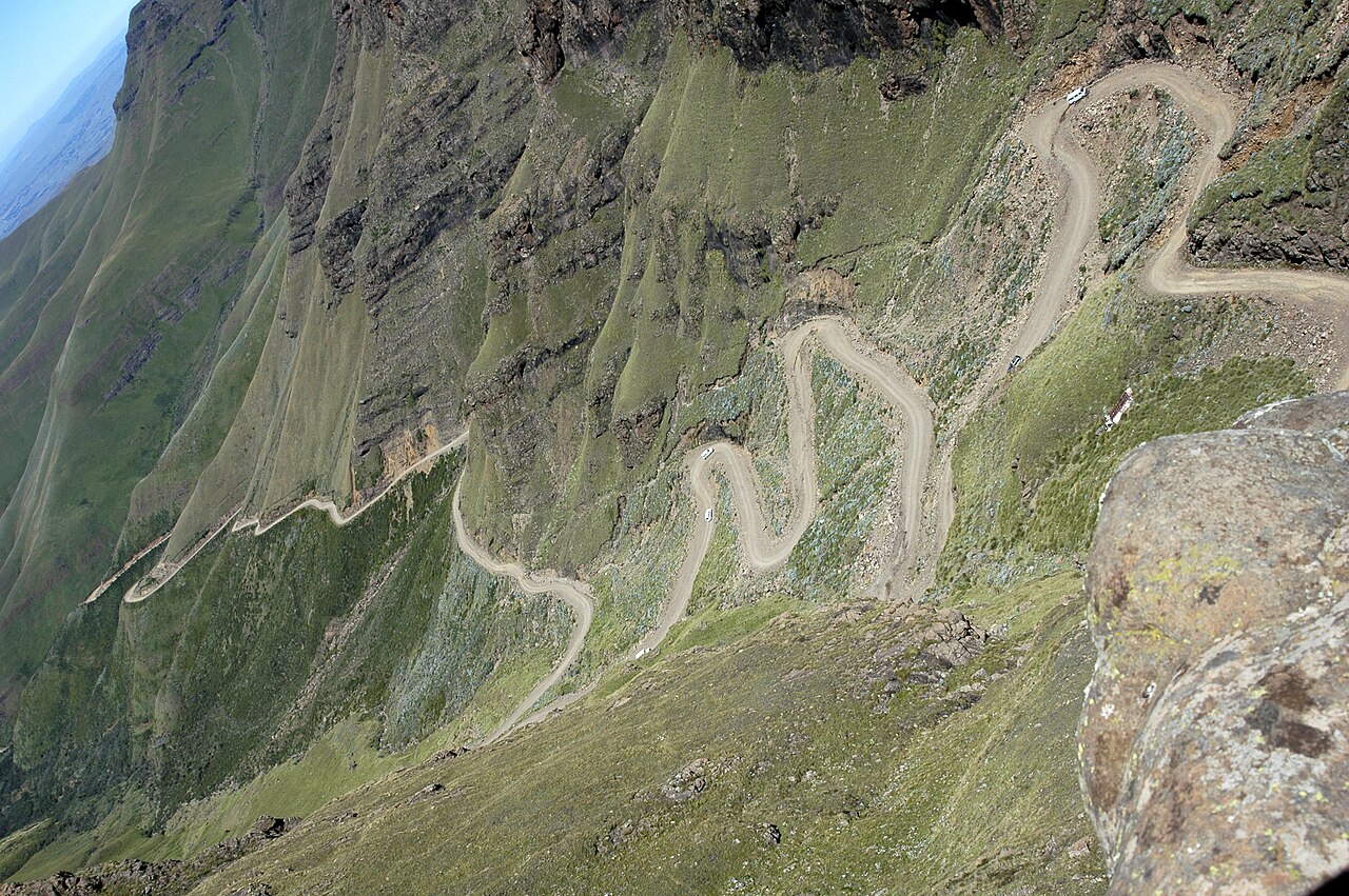 Podjazd serpentynami Sani Pass