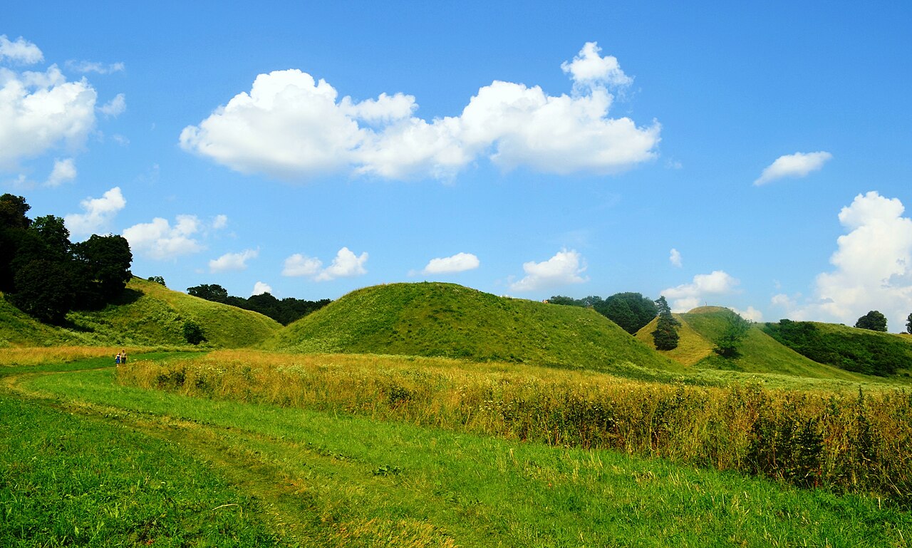 Pięć kopców grodziskowych