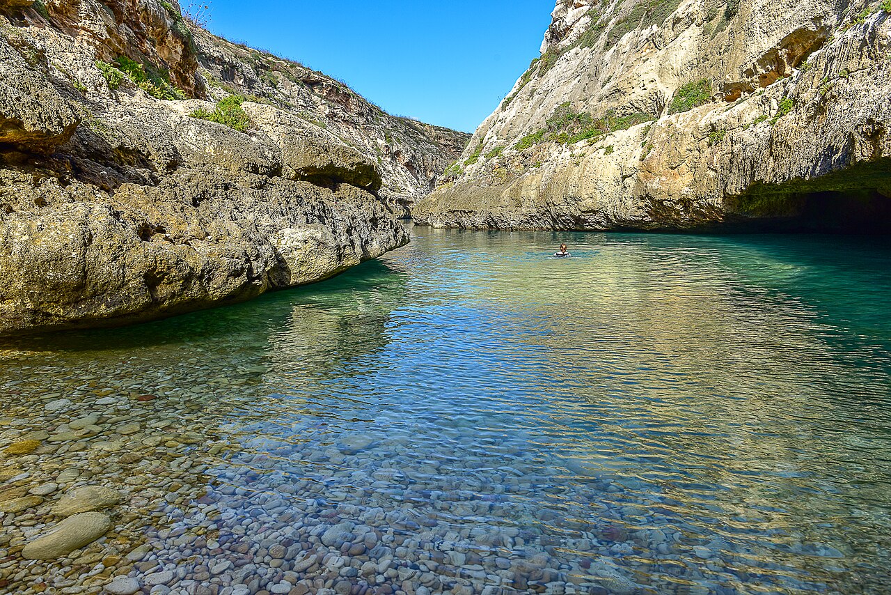 Kąpiel w zatoczce Wied il-Għasri