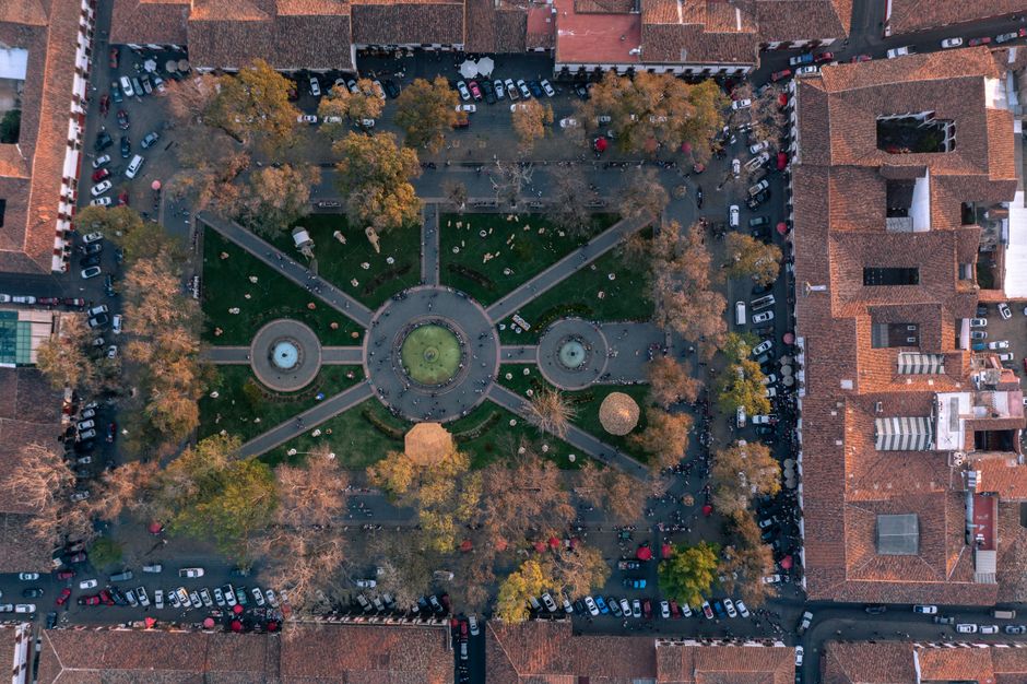 Plaza Vasco de Quiroga i korunda