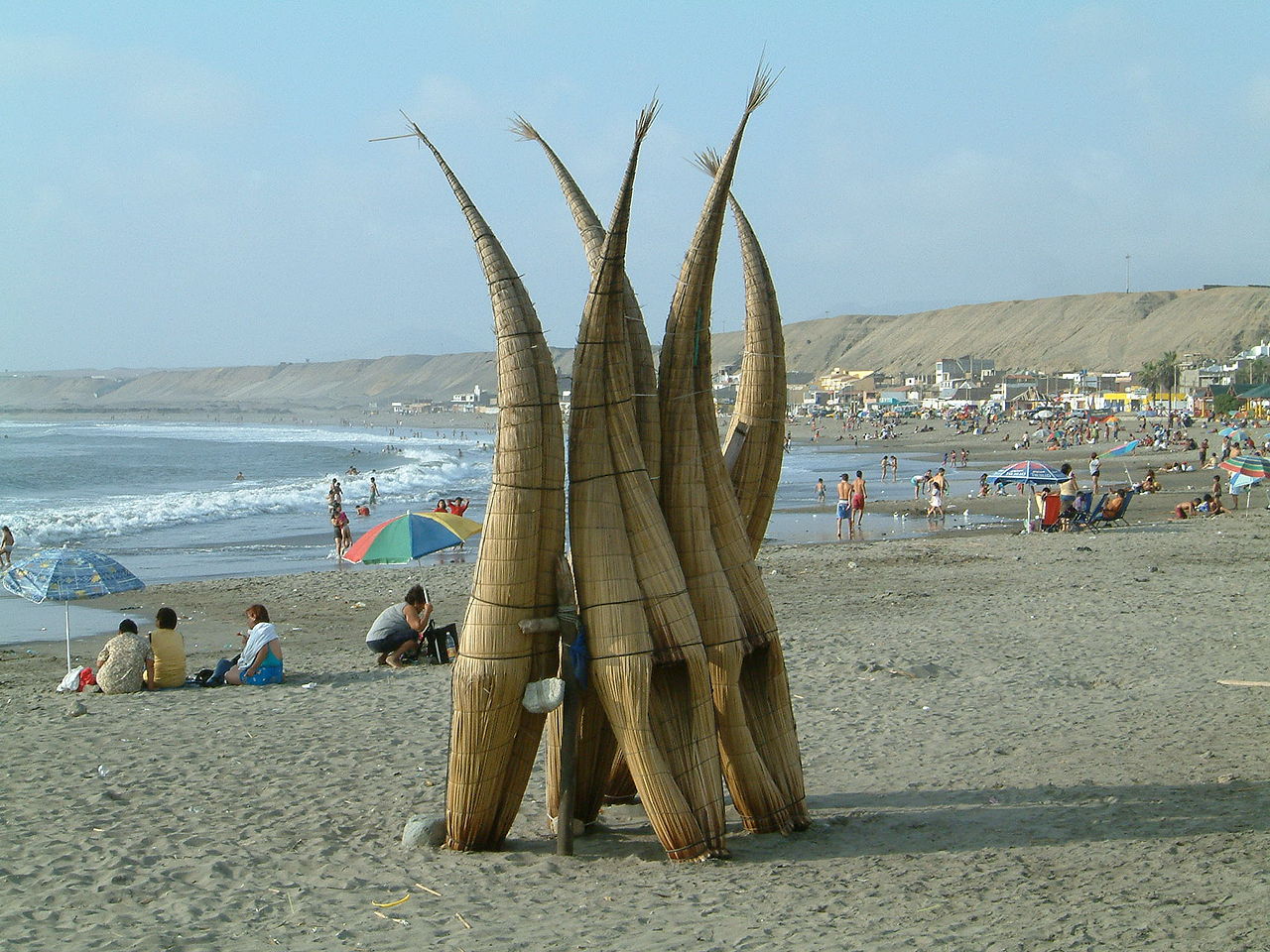 Caballitos de totora na plaży Huanchaco