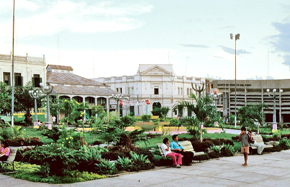 Plaza de Armas i Casa de Fierro