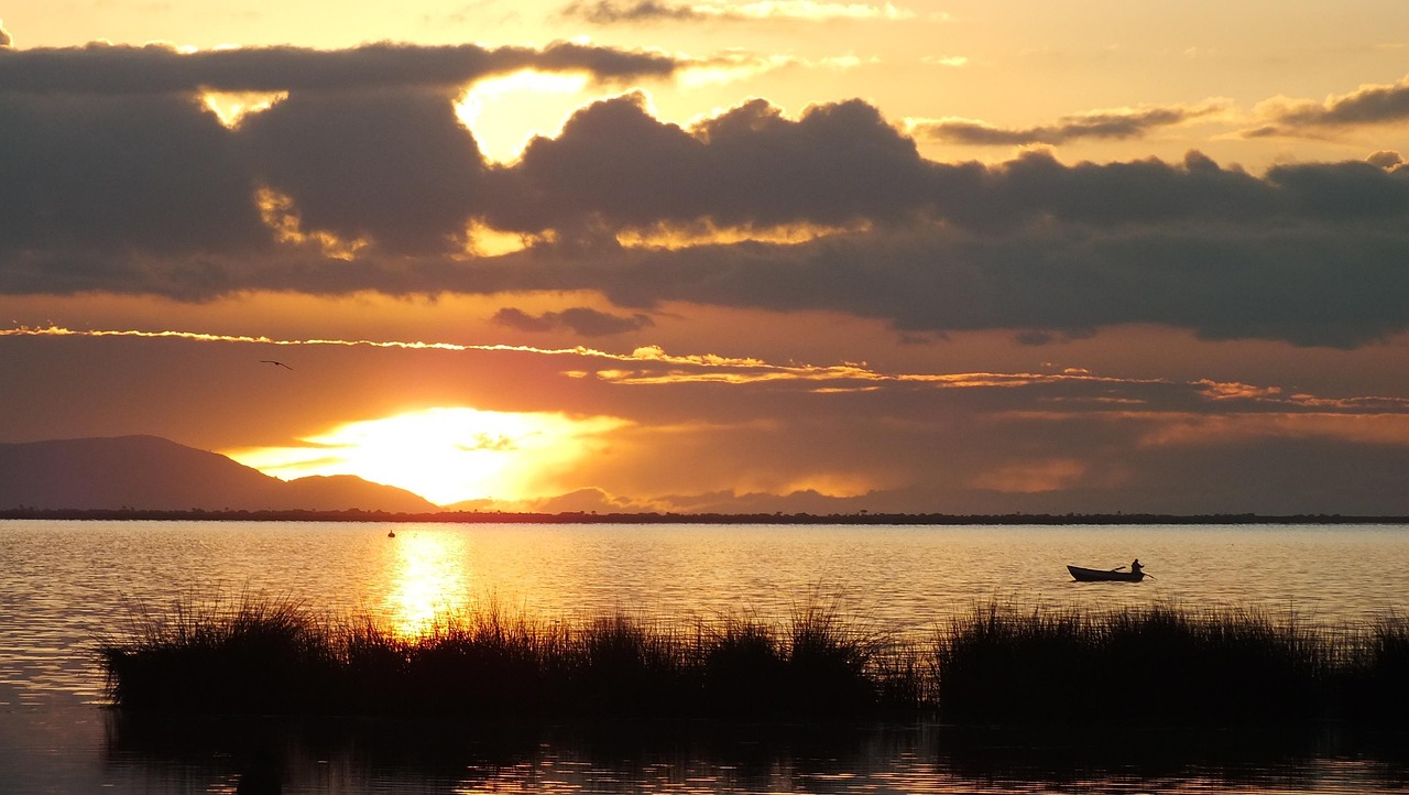Wschód słońca nad Titicaca